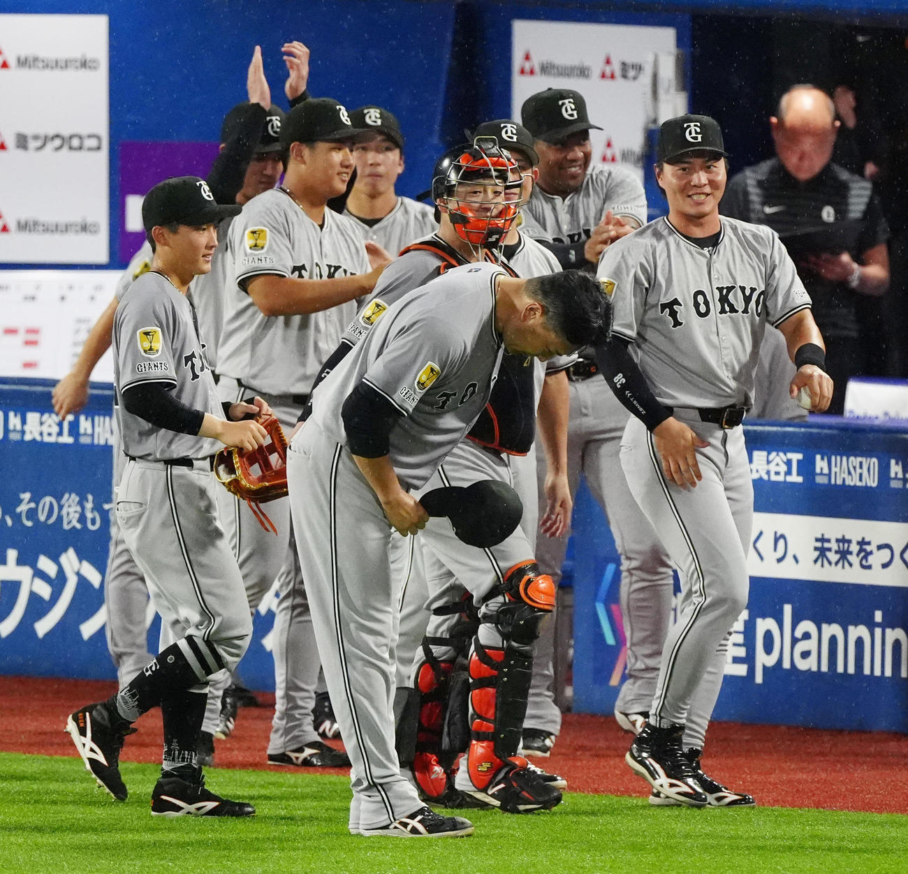 DeNA対巨人　5回裏DeNA2死満塁、度会を左飛に打ち取り、好守の左翼手丸に頭を下げる田中将（撮影・清水貴仁）