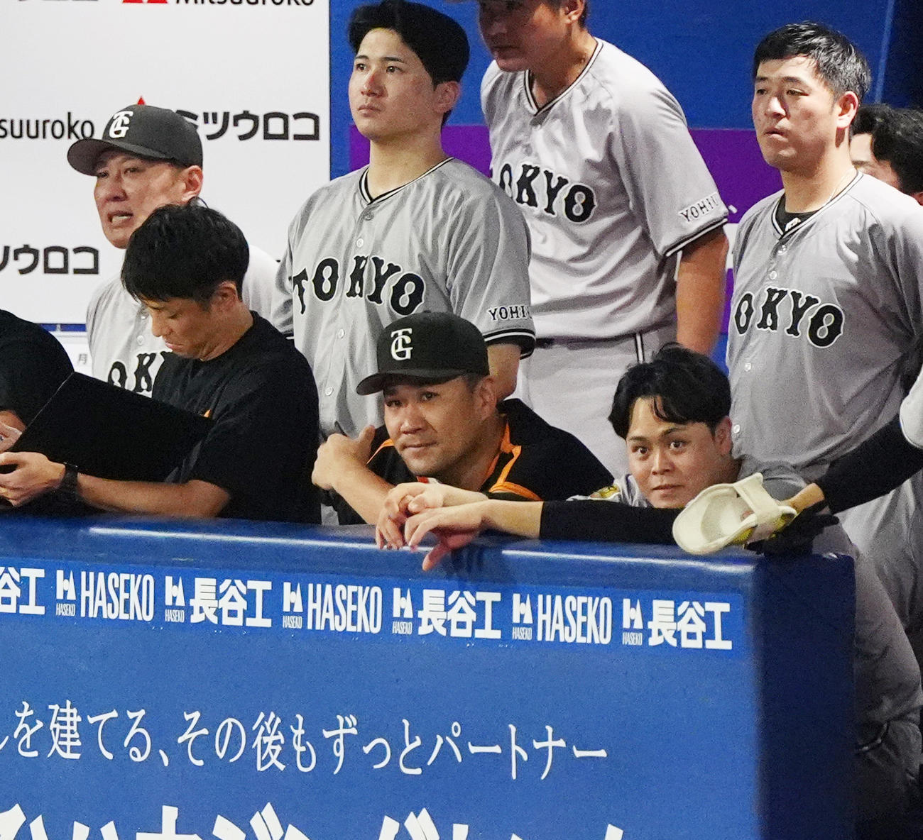 DeNA対巨人　試合に敗れ厳しい表情の巨人田中将（手前中央）（撮影・清水貴仁）