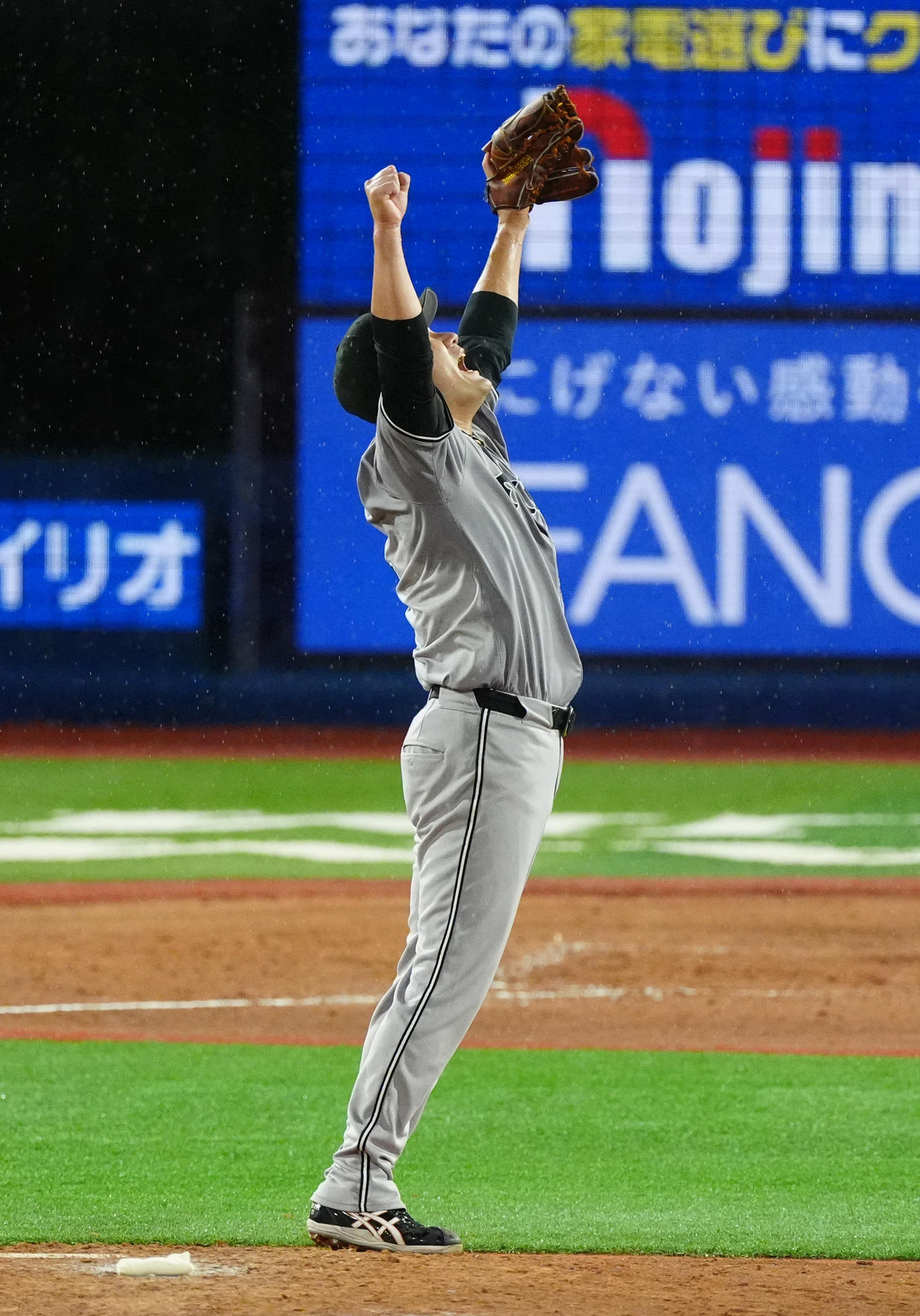 DeNA対巨人　5回裏DeNA2死満塁、度会を左飛に打ち取り両手を突き上げる田中将（撮影・清水貴仁）
