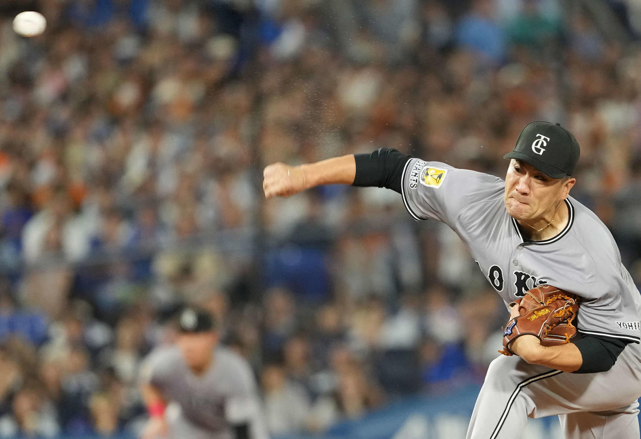 DeNA対巨人　5回、汗を飛び散らせながら力投する田中将（撮影・井上学）
