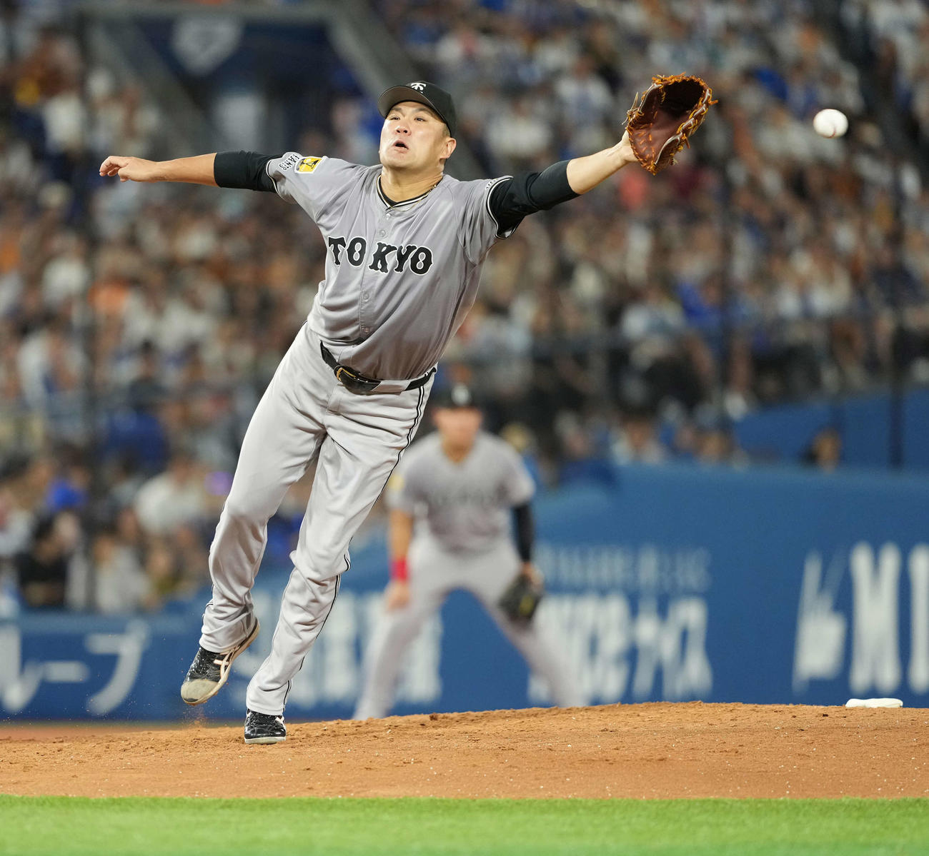 DeNA対巨人　4回裏DeNA無死、筒香の打球にグラブを出す田中将（撮影・井上学）