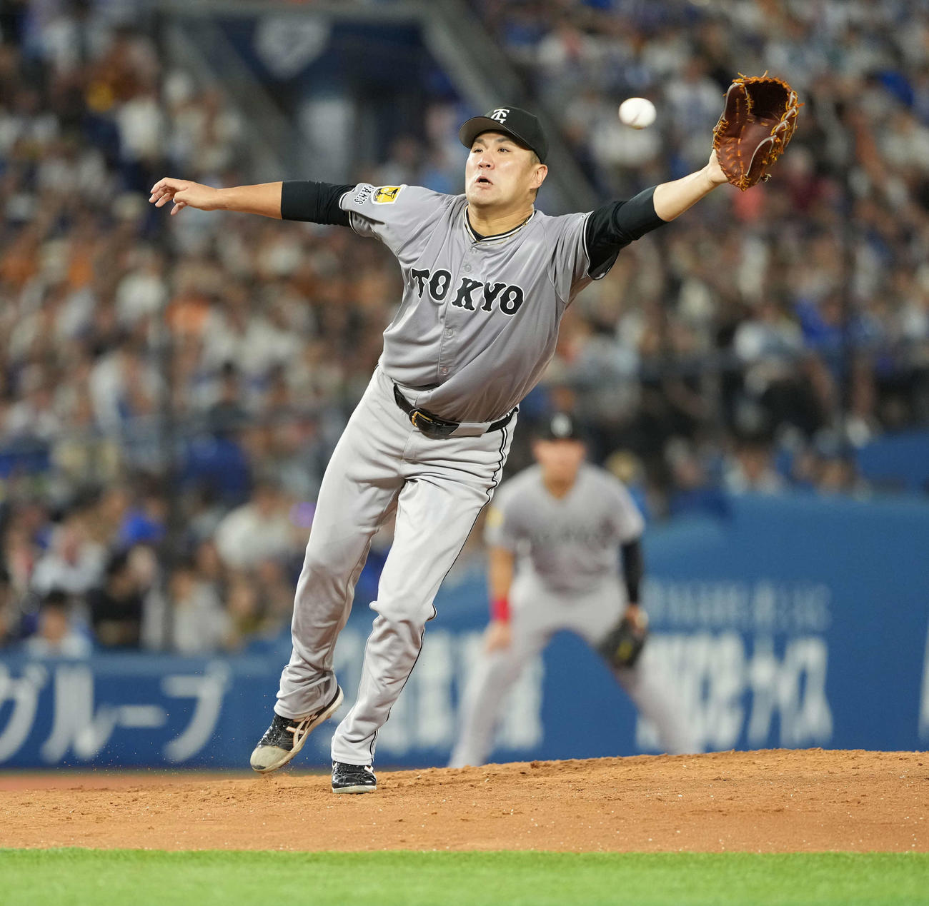 DeNA対巨人　4回裏DeNA無死、筒香の打球にグラブを出す田中将（撮影・井上学）