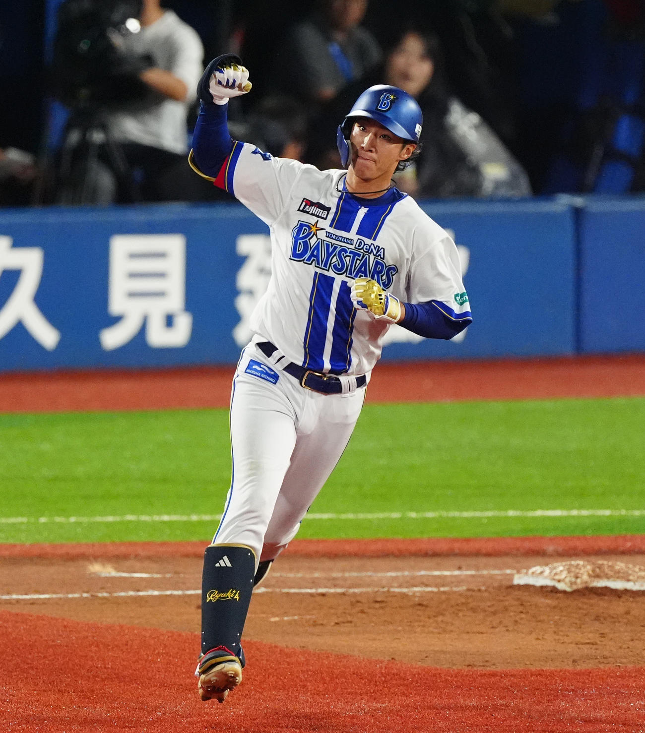 DeNA対巨人　7回裏DeNA1死、右越えソロ本塁打を放つ度会（撮影・清水貴仁）