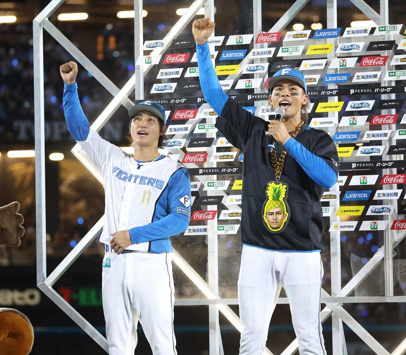 日本ハム対西武　ヒーローインタビューでスタンドに向かって叫ぶ浅間（左）と水谷（撮影・黒川智章）