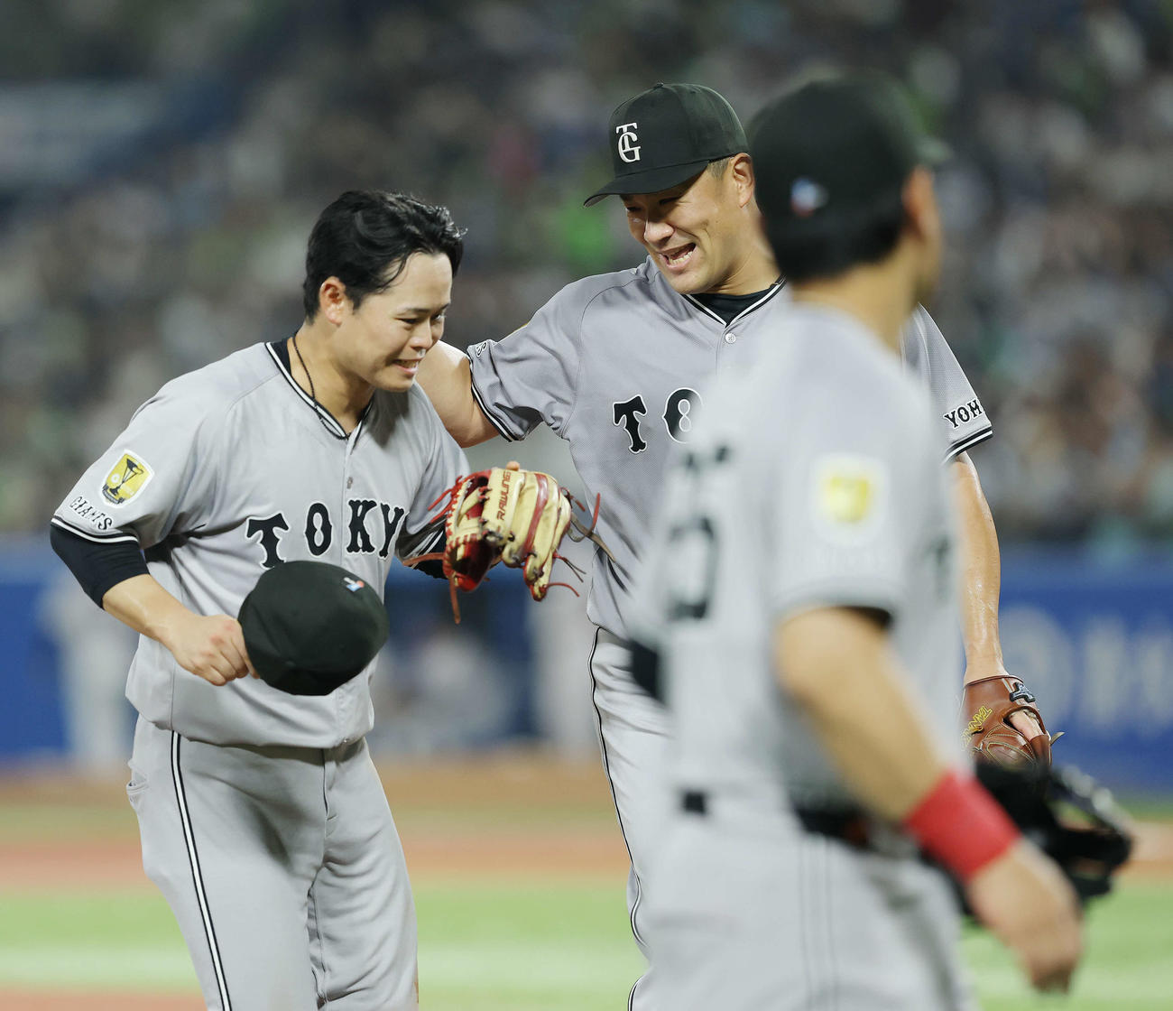 中山（左）らナインを笑顔で迎える田中将（2025年8月撮影）
