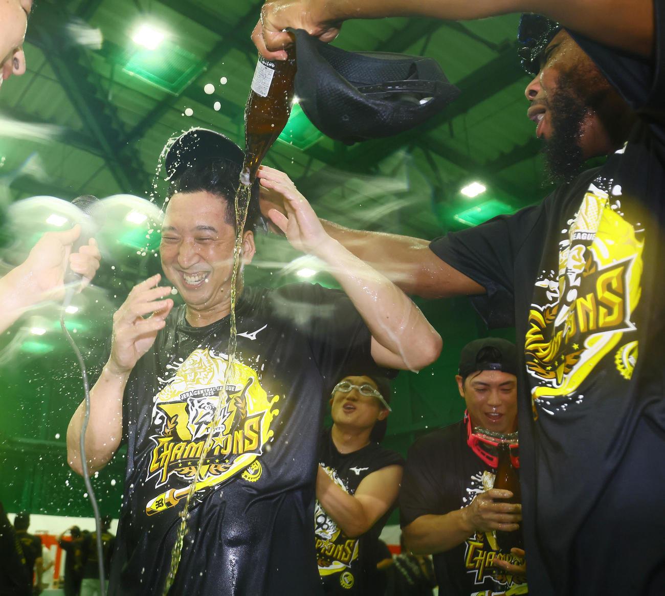 優勝祝勝会でドリス（右）からビールをかけられる藤川監督（2025年9月7日撮影）