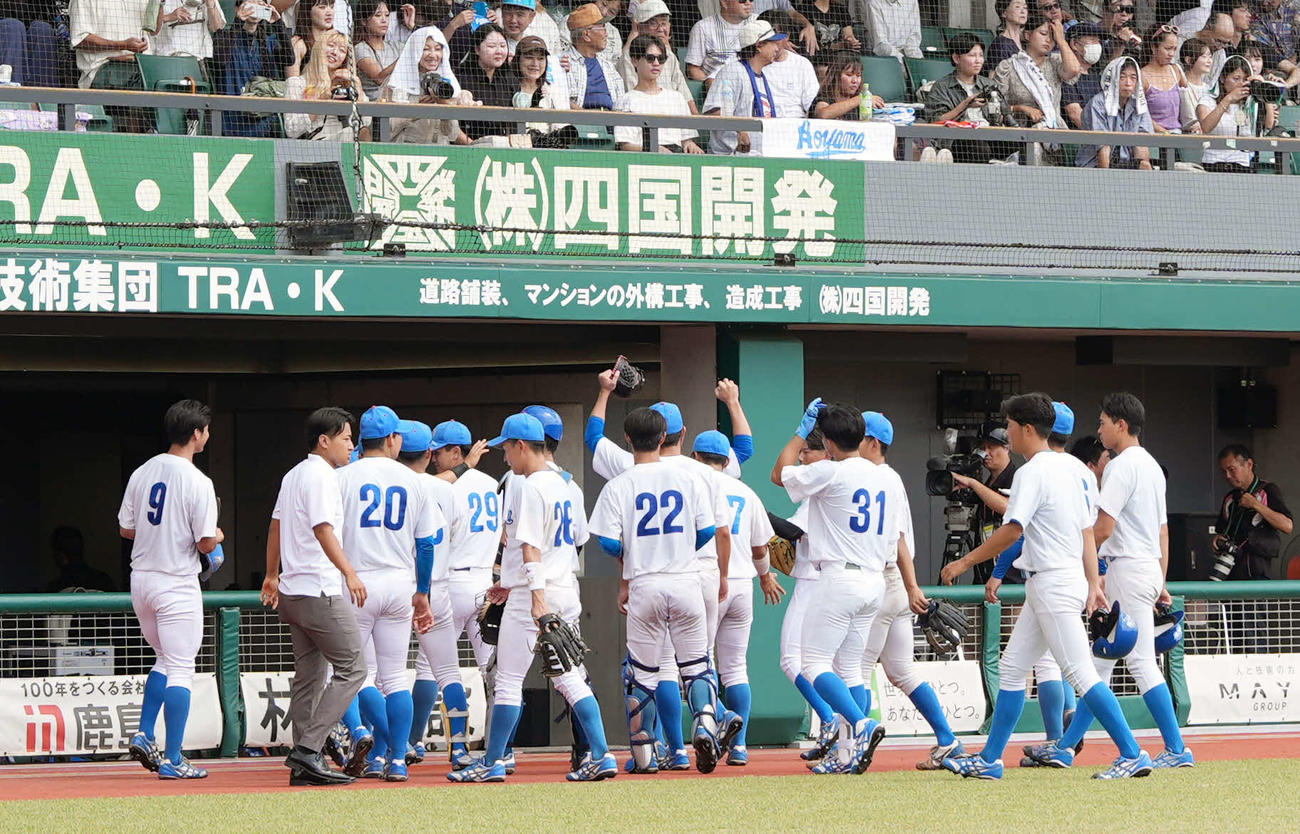 青学大対国学院大　国学院大に勝利した青学大の選手たち（撮影・小島史椰）