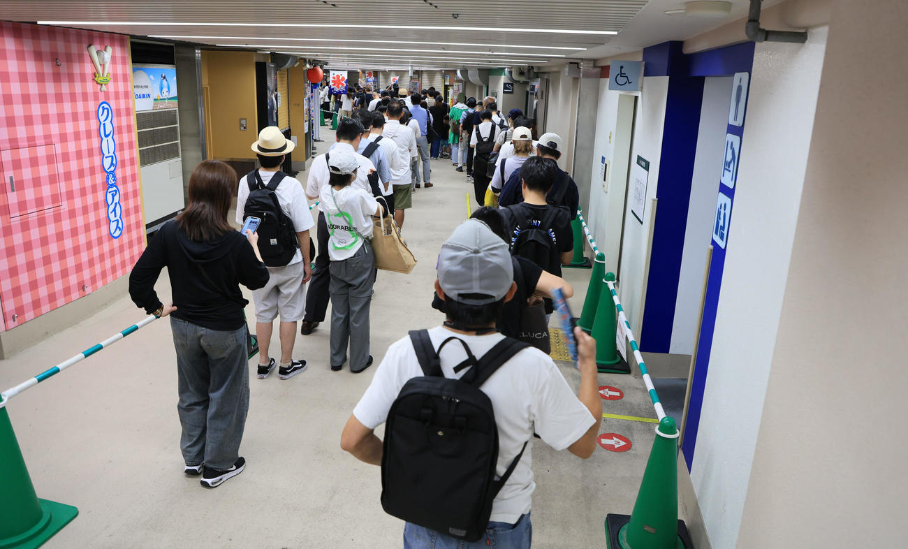 事前申し込みによる阪神優勝グッズの引き換えが開始された甲子園球場は、多くのファンが列を作った（撮影・宮崎幸一）