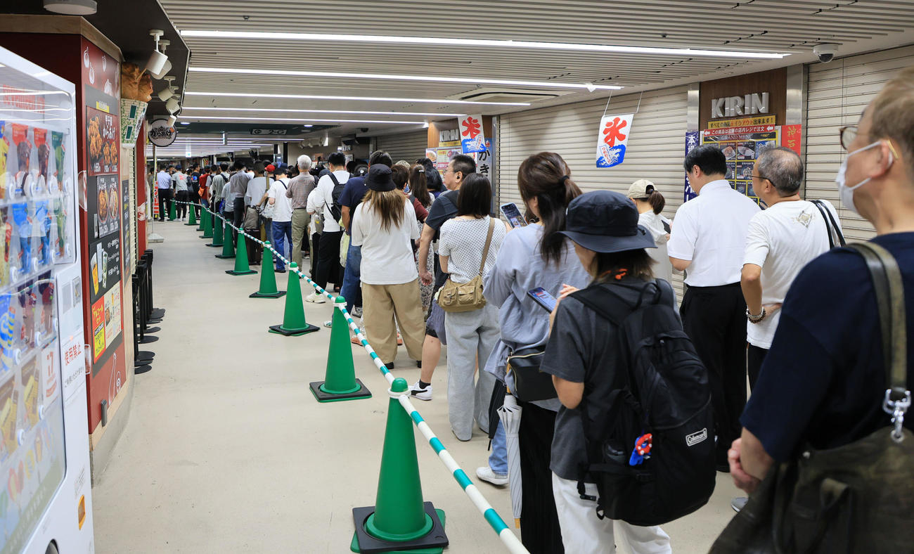 事前申し込みによる阪神優勝グッズの引き換えが開始された甲子園球場は、多くのファンが列を作った（撮影・宮崎幸一）