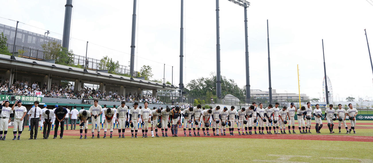 青学大対国学院大　青学大に敗れスタンドにあいさつをする国学院大の選手たち（撮影・小島史椰）