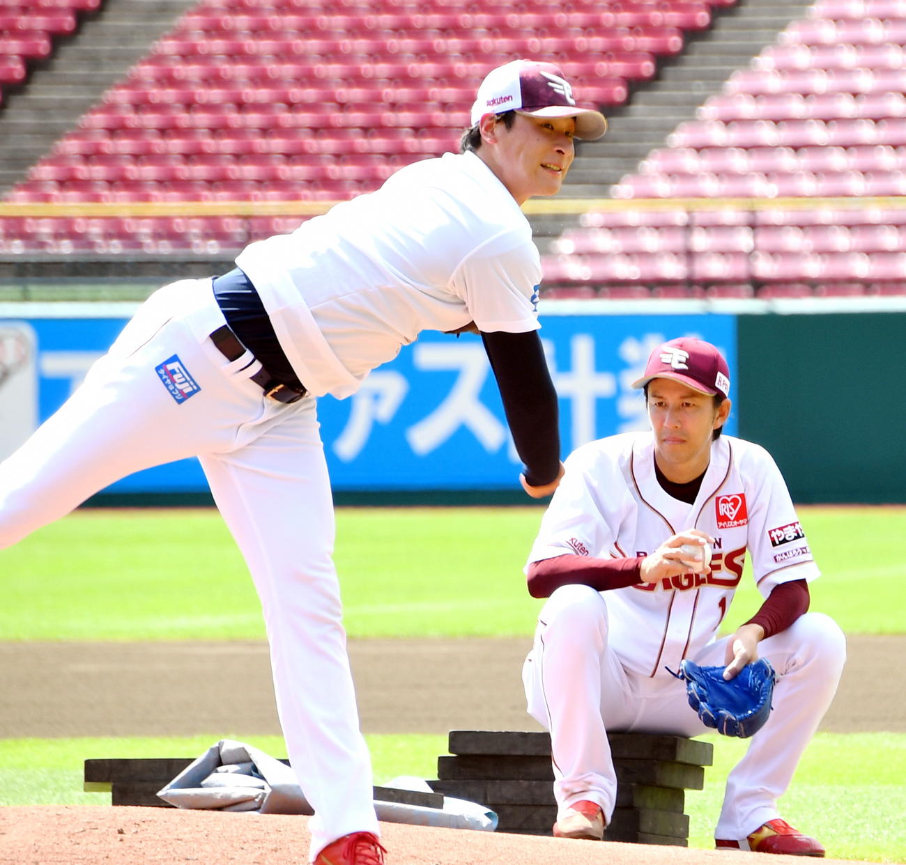 投球練習する楽天内（左）と岸（撮影・山田愛斗）