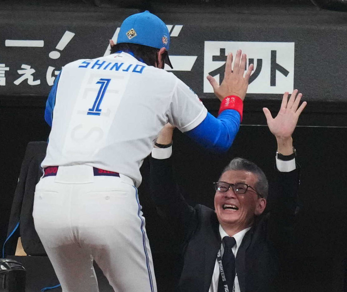 2024年10月14日、CSファイナル進出を決め、新庄監督（左）とハイタッチを交わす小村球団社長