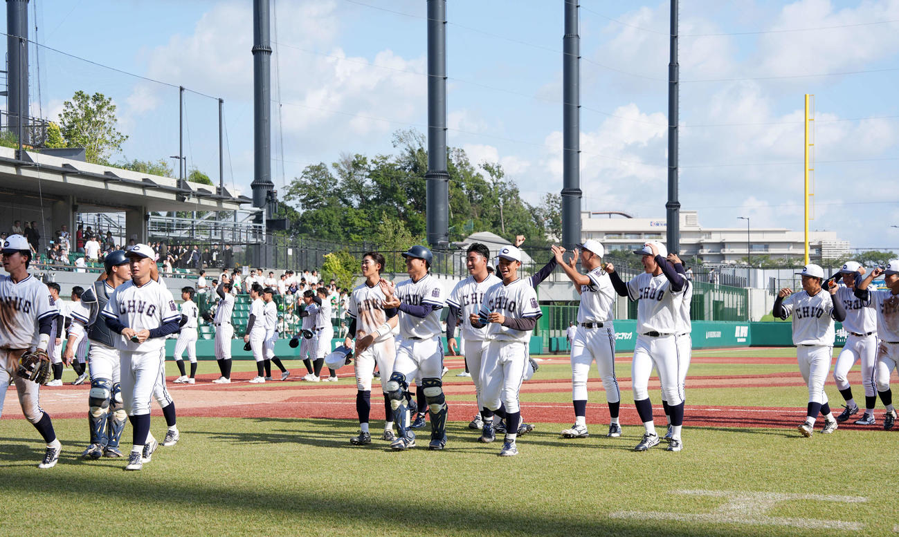 亜大対中大　亜大に勝利し笑顔を見せる中大ナイン（撮影・小島史椰）