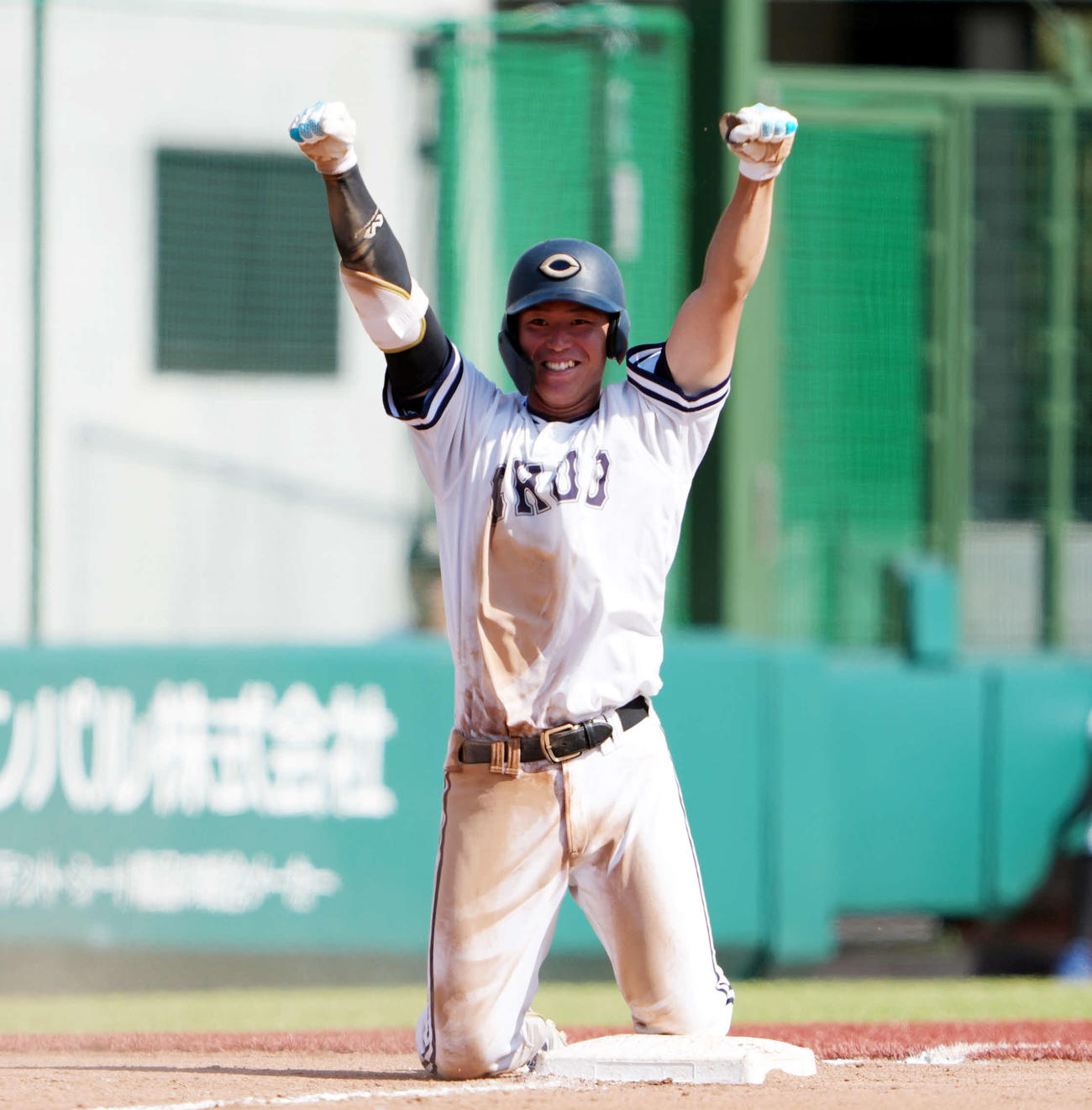 亜大対中大　6回裏中大1死二、三塁、2点適時三塁打を放ちガッツポーズをする中大・皆川（撮影・小島史椰）