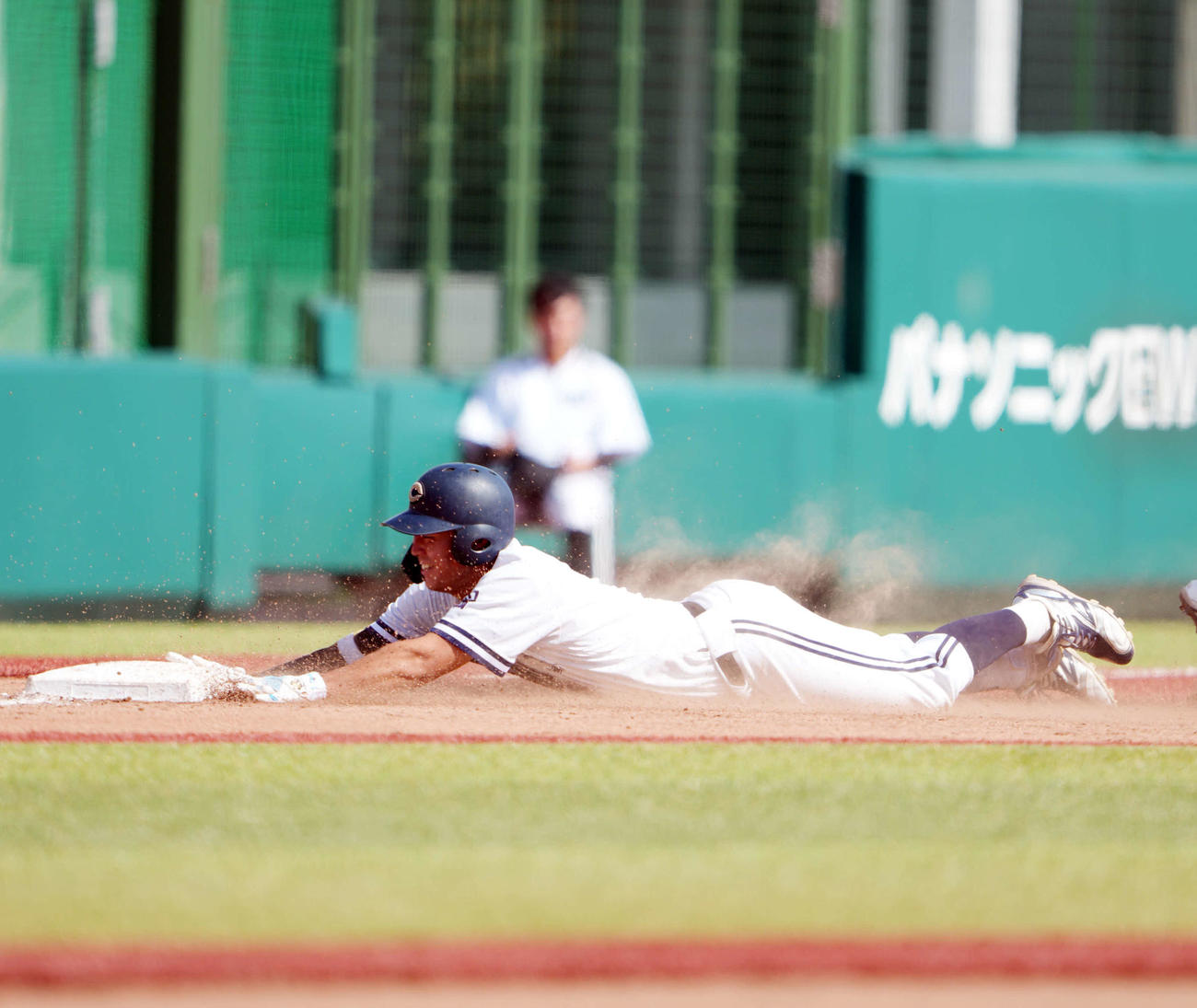 亜大対中大　6回裏中大1死二、三塁、2点適時三塁打を放つ中大・皆川（撮影・小島史椰）