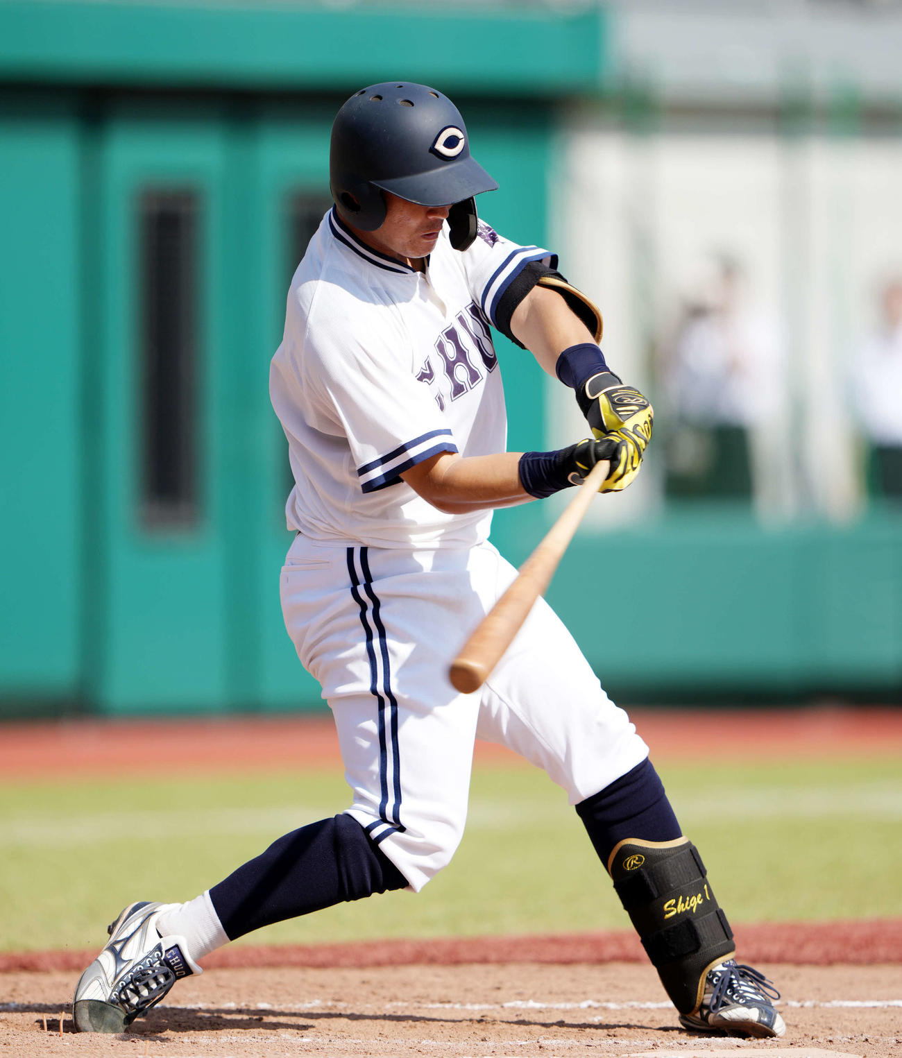 亜大対中大　6回裏中大1死一、三塁、適時二塁打を放つ中大・繁永（撮影・小島史椰）