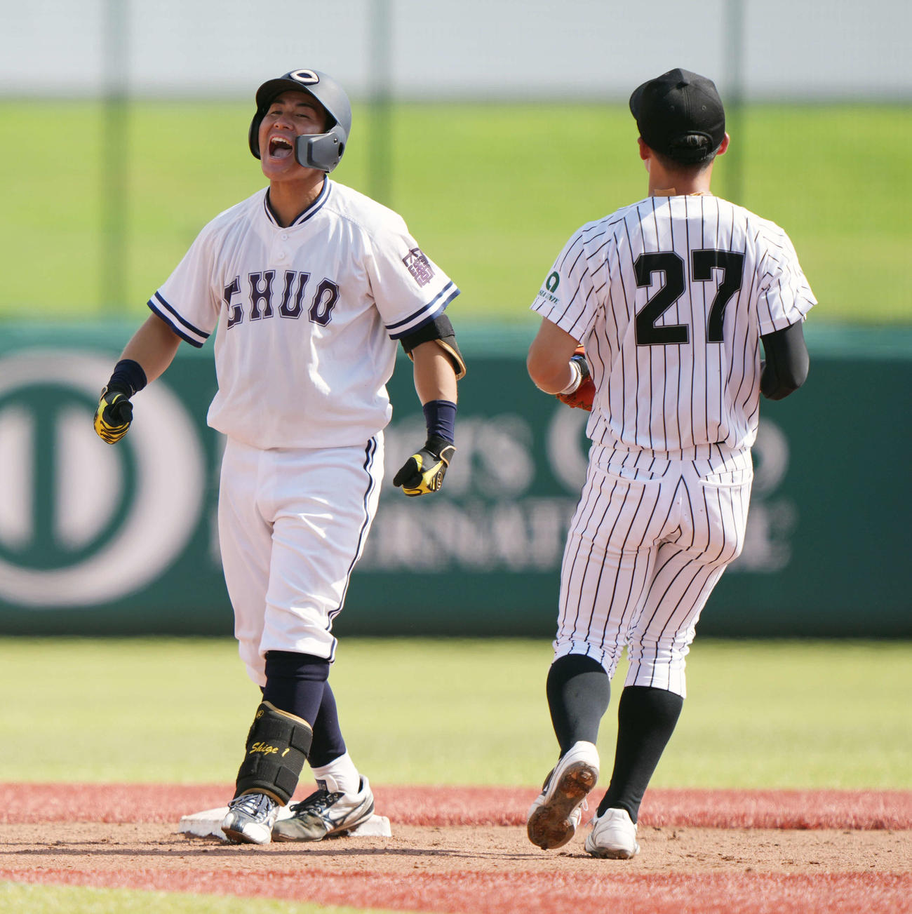 亜大対中大　6回裏中大1死一、三塁、適時二塁打を放ち吠える中大・繁永（左）（撮影・小島史椰）