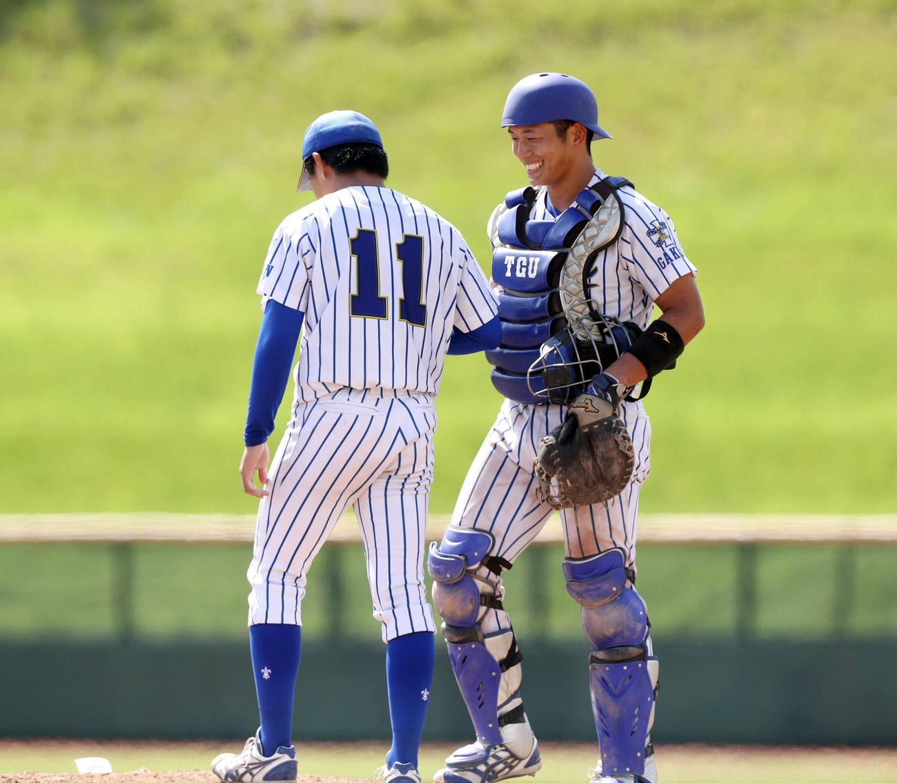 東北学院大対仙台大　9回のバッテリータイムで笑顔をみせる東北学院大・田村（右）（撮影・木村有優）