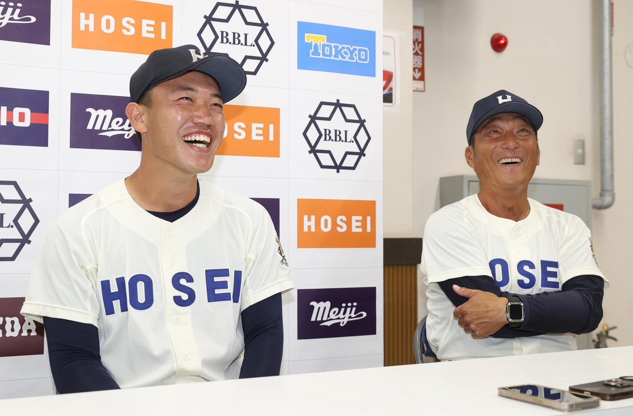 法大対慶大　　勝利し笑顔で会見する法大・丸山（左）と大島監督（撮影・柴田隆二）　　