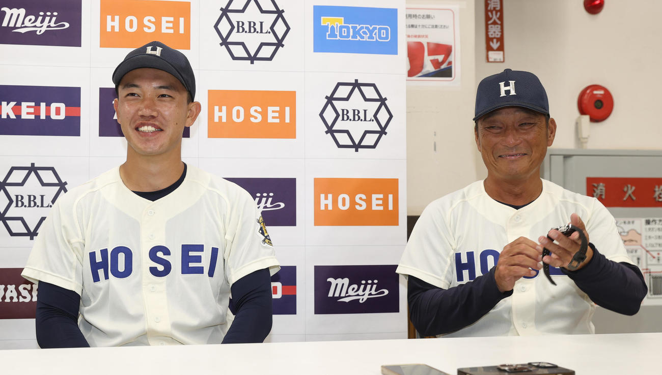 法大対慶大　　勝利し笑顔で会見する法大・丸山（左）と大島監督（撮影・柴田隆二）　　