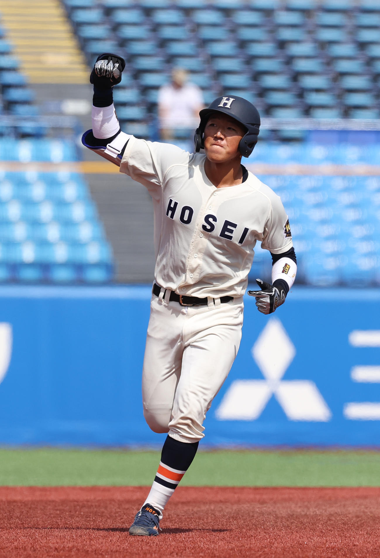 法大対慶大　2回表法大1死、井上和は左中間に本塁打を放ちガッツポーズする（撮影・柴田隆二）　　