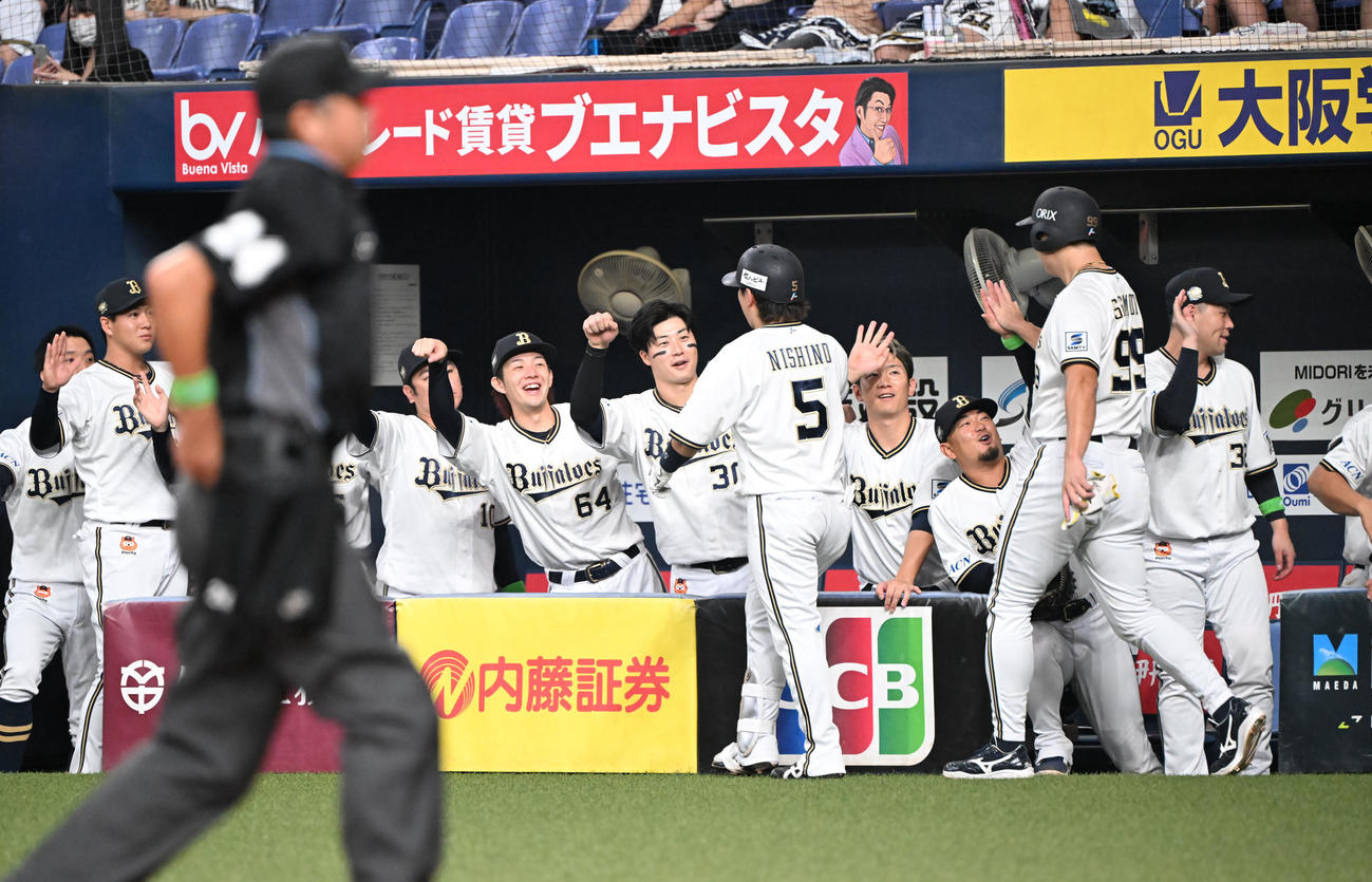 オリックス対ロッテ　2回裏オリックス無死一塁、右越え本塁打を放った西野はナインに迎えられる（撮影・和賀正仁）