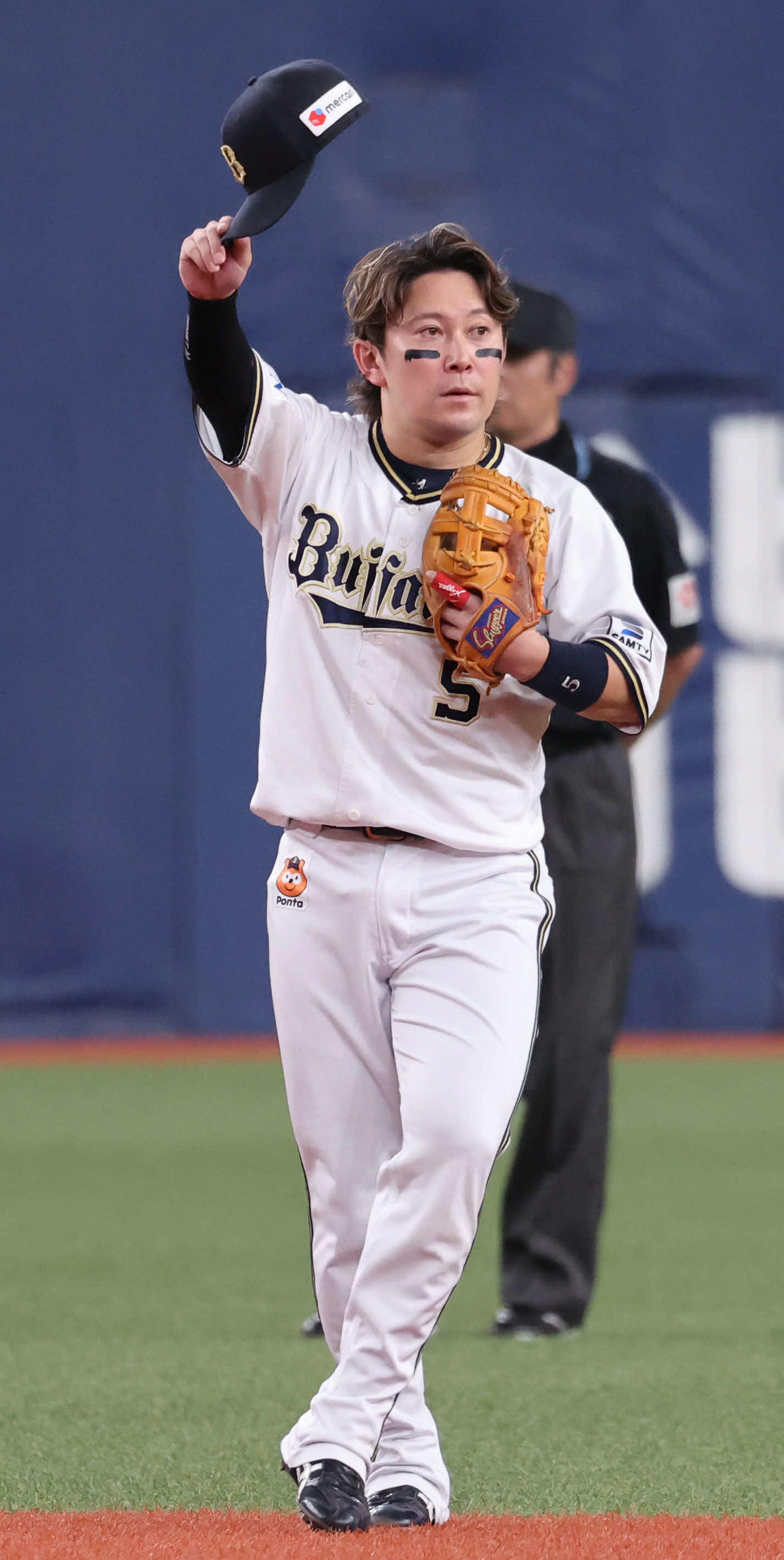 オリックス対ロッテ　2回に先制本塁打を放ったオリックス西野は3回の守備についた際、ファンのコールに応える（撮影・西尾就之）