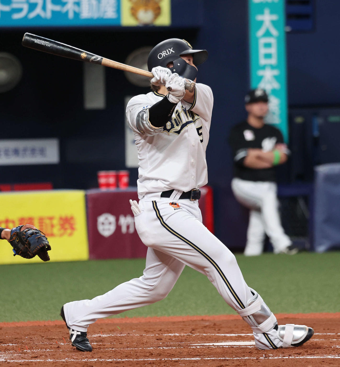 オリックス対ロッテ　2回裏オリックス無死一塁、西野は右越えに本塁打を放つ（撮影・西尾就之）