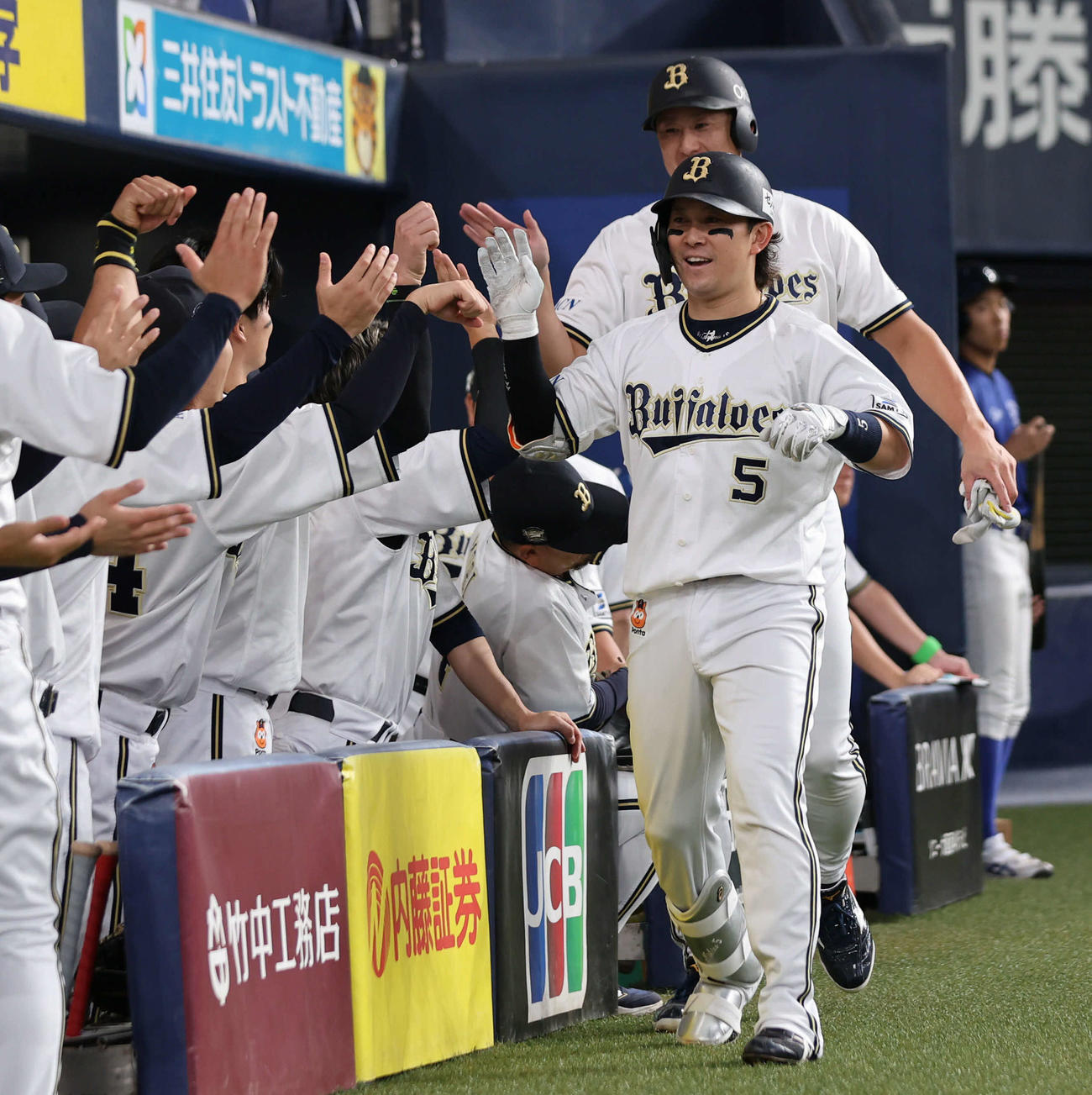 オリックス対ロッテ　2回裏オリックス無死一塁、西野は右越えに本塁打を放ち、ナインの祝福に笑顔を見せる（撮影・西尾就之）