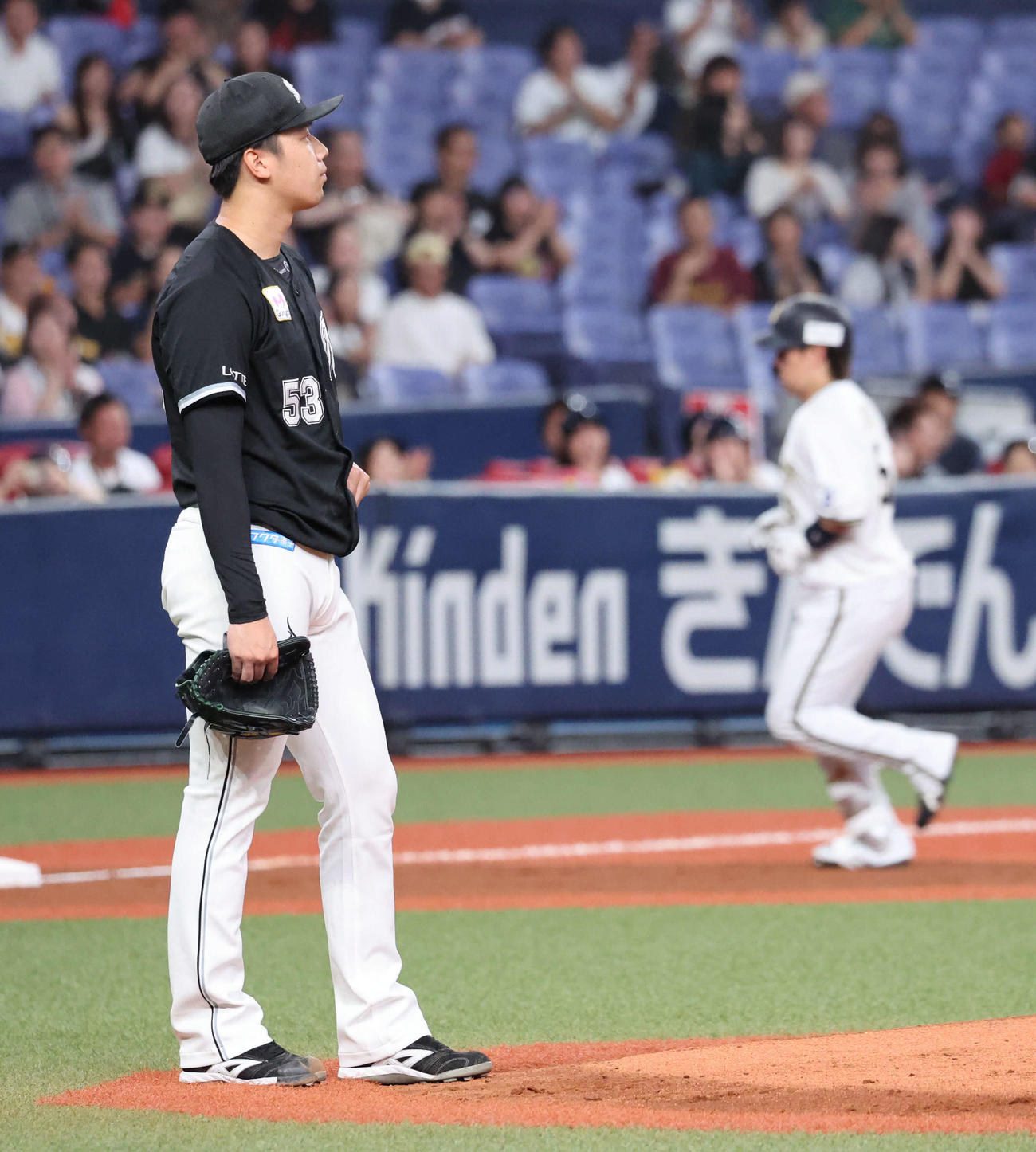 オリックス対ロッテ　2回裏オリックス無死一塁、ロッテ先発の木村（左）は西野に本塁打を許す（撮影・西尾就之）