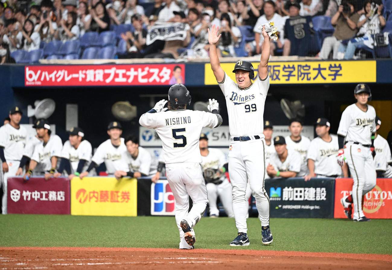 オリックス対ロッテ　2回裏オリックス無死一塁、右越え本塁打を放った西野は杉本とハイタッチ（撮影・和賀正仁）