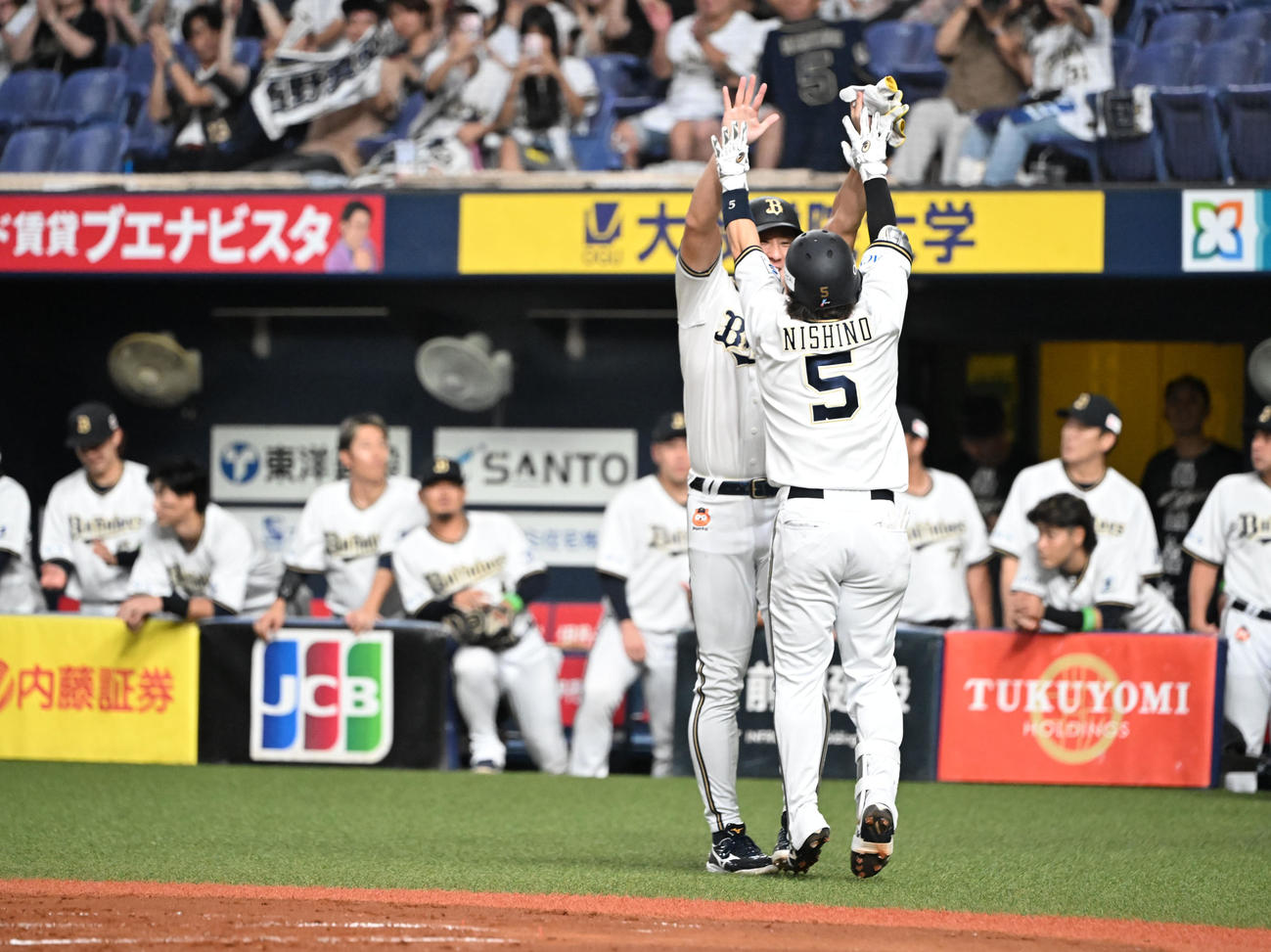 オリックス対ロッテ　2回裏オリックス無死一塁、右越え本塁打を放った西野は杉本とハイタッチ（撮影・和賀正仁）