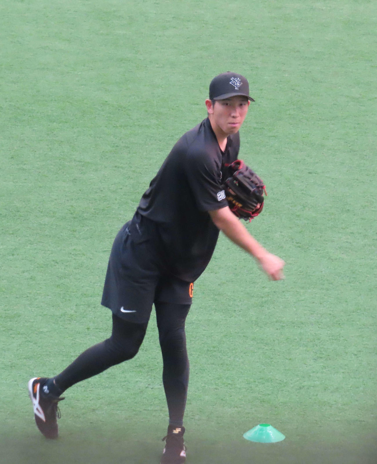 投手練習に参加し、キャッチボールする巨人戸郷（撮影・水谷京裕）