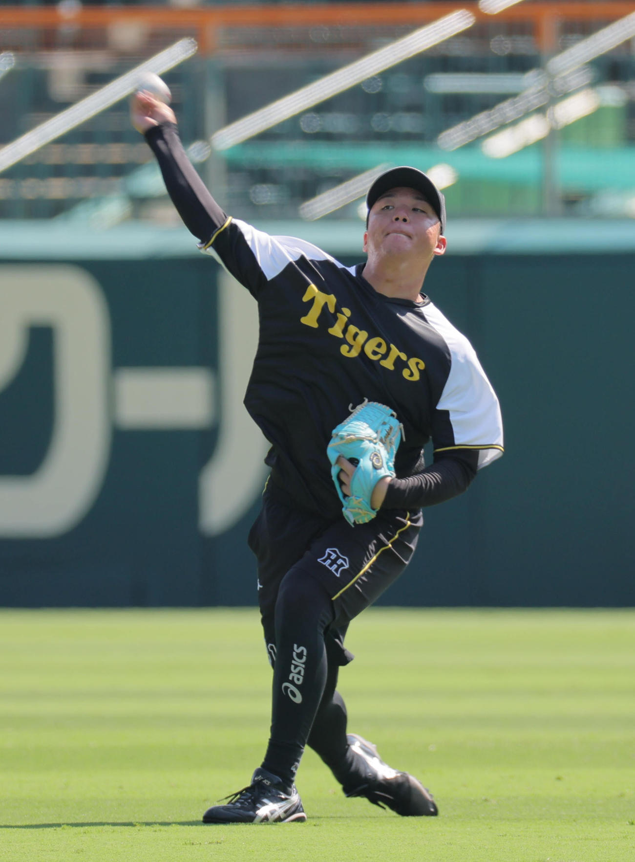 キャッチボールに励む阪神村上（撮影・宮崎幸一）