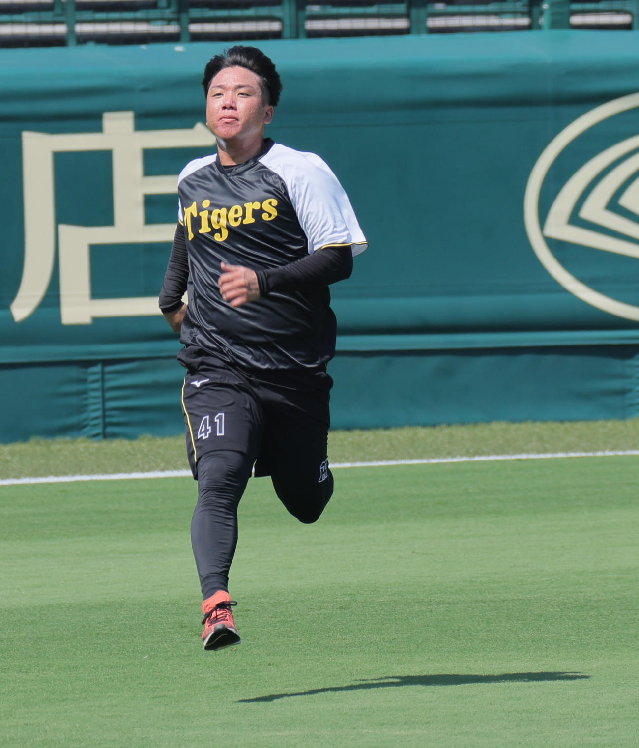 外野を走る阪神村上（撮影・宮崎幸一）