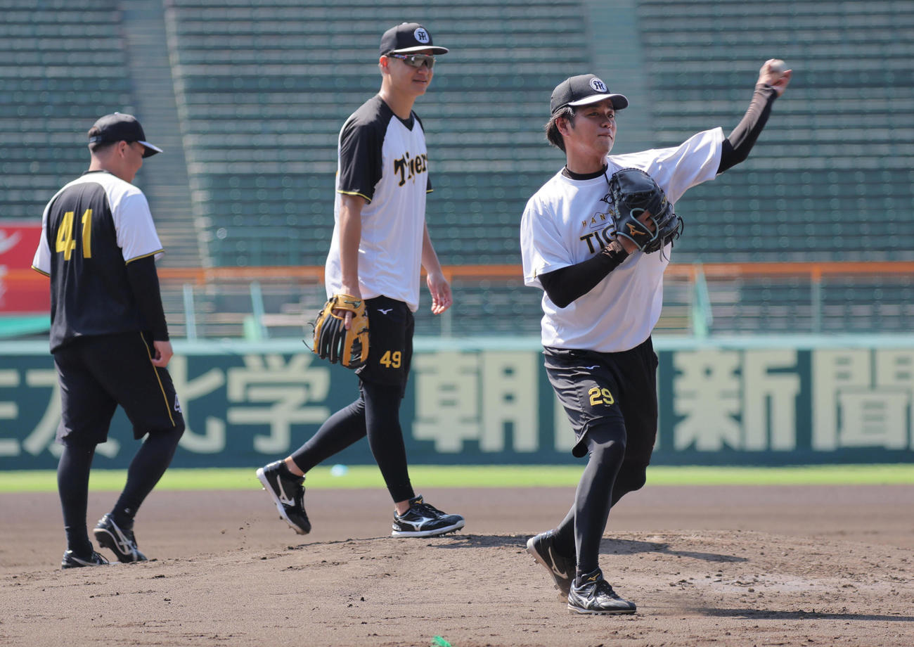 ノックを受ける、左から阪神村上、大竹、高橋（撮影・宮崎幸一）