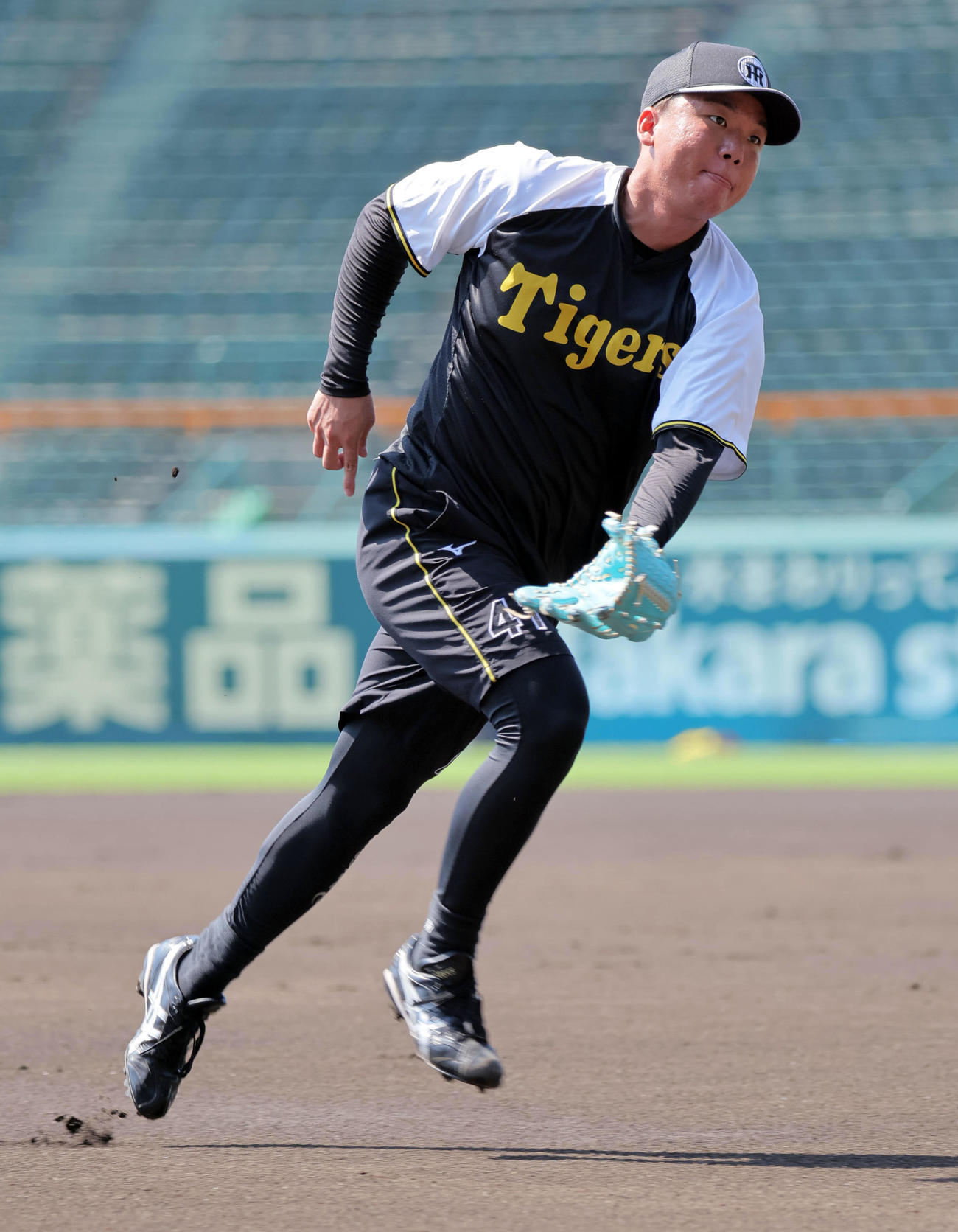 ノックを受ける阪神村上（撮影・宮崎幸一）