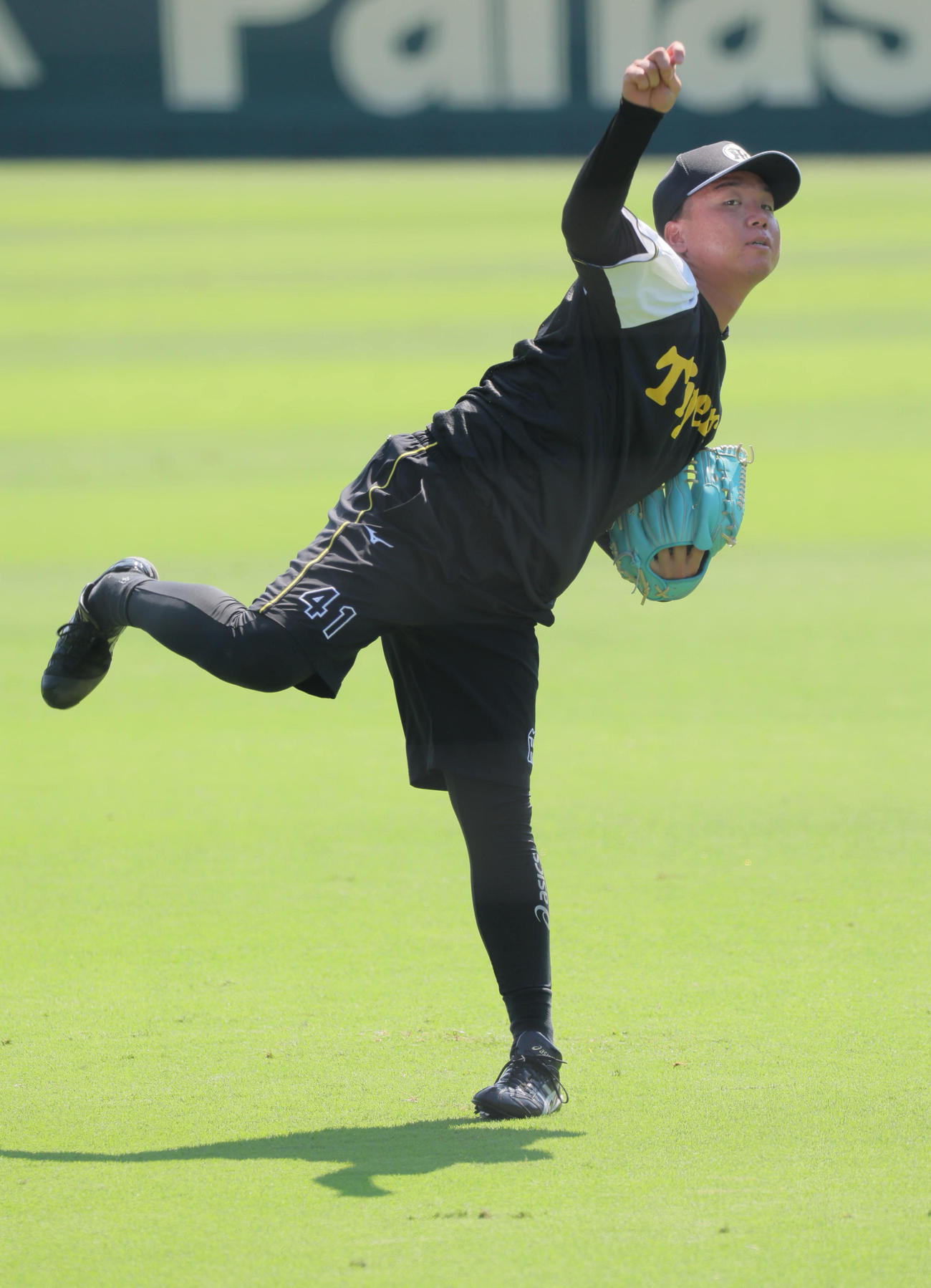 キャッチボールに励む阪神村上（撮影・宮崎幸一）