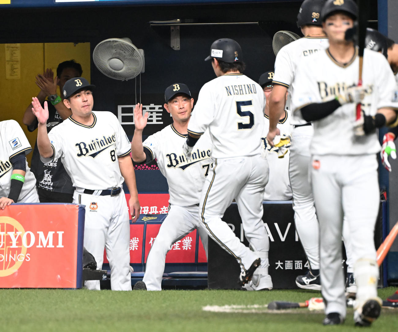 オリックス対ロッテ　2回裏オリックス無死一塁、右越え本塁打を放った西野は岸田監督らに迎えられる（撮影・和賀正仁）