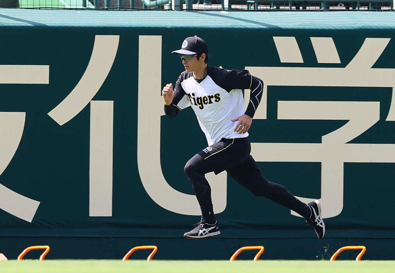 15日、ダッシュする阪神近本光司