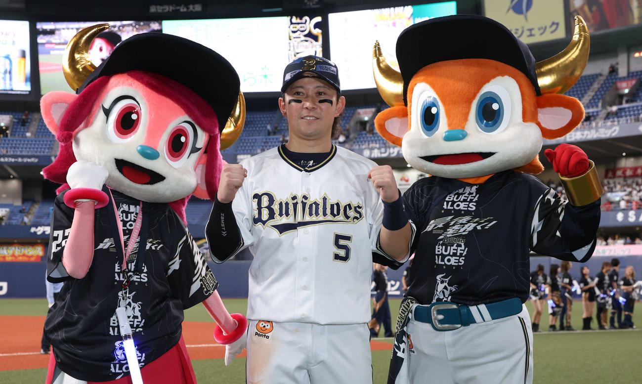 オリックス対ロッテ　決勝本塁打を放ちヒーローインタビューを受けたオリックス西野はガッツポーズ（撮影・西尾就之）