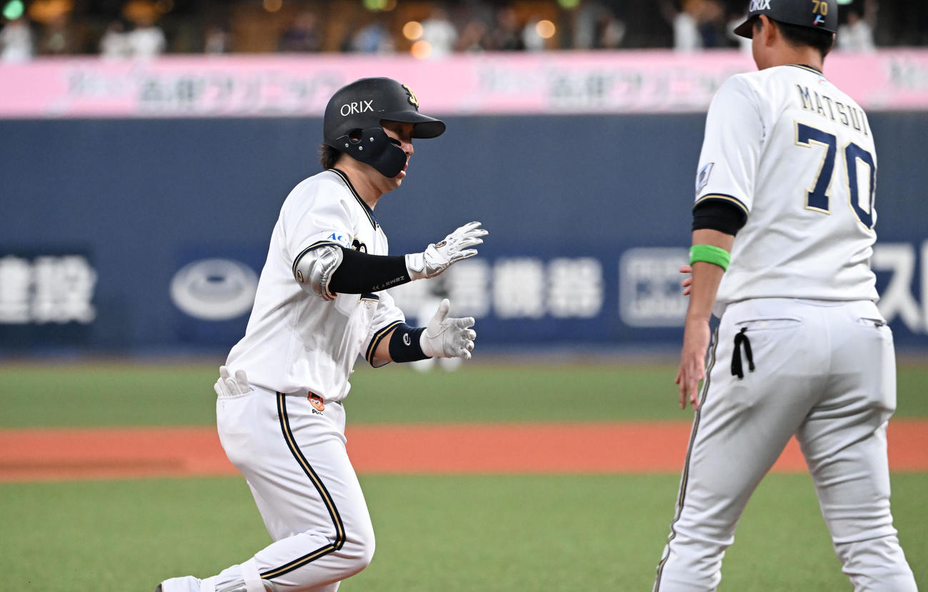 オリックス対ロッテ　2回裏オリックス無死一塁、右越え本塁打を放ち三塁を回る西野（撮影・和賀正仁）