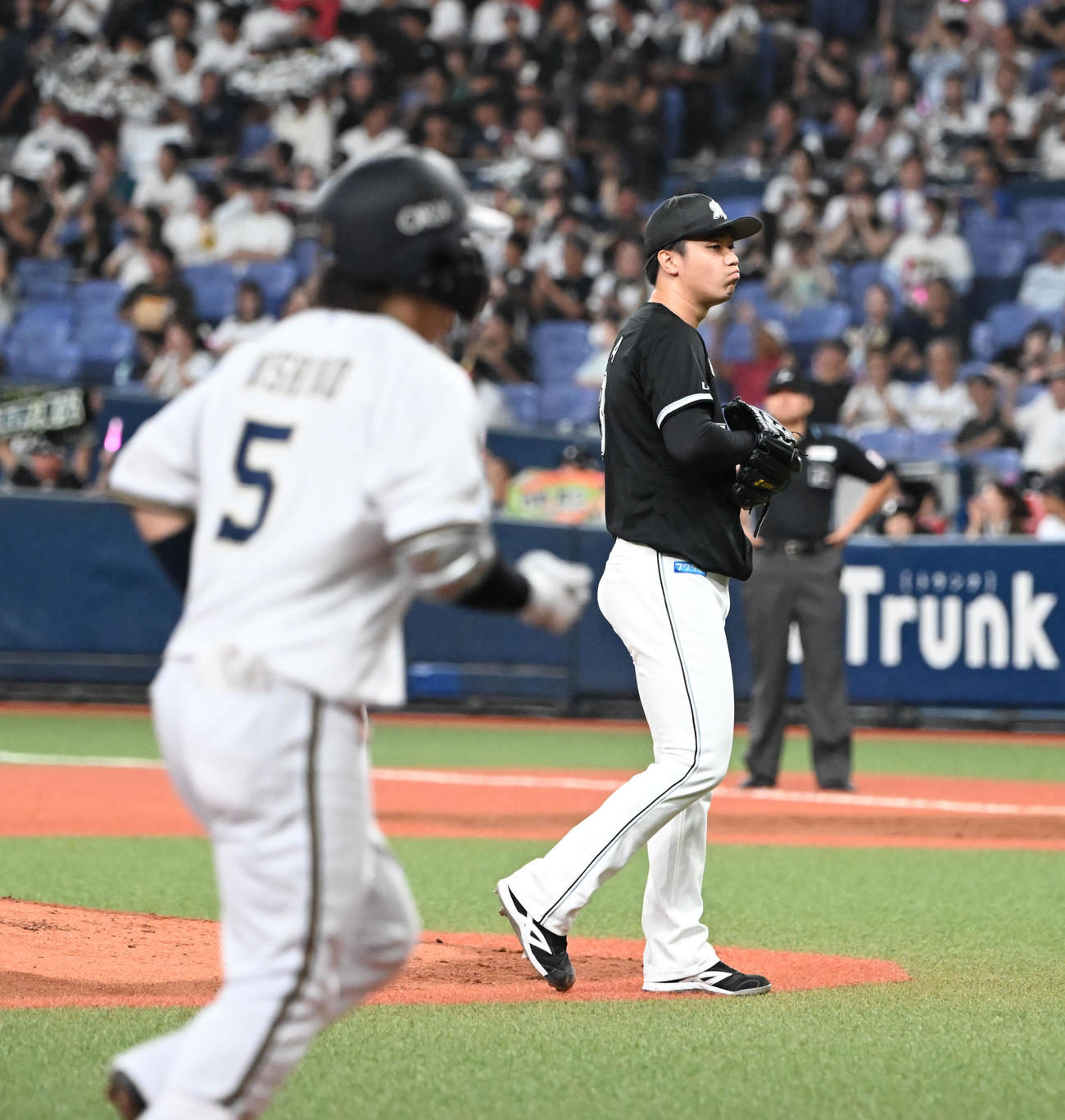 オリックス対ロッテ　2回裏オリックス無死一塁、西野（左）に本塁打を浴びる木村（撮影・和賀正仁）