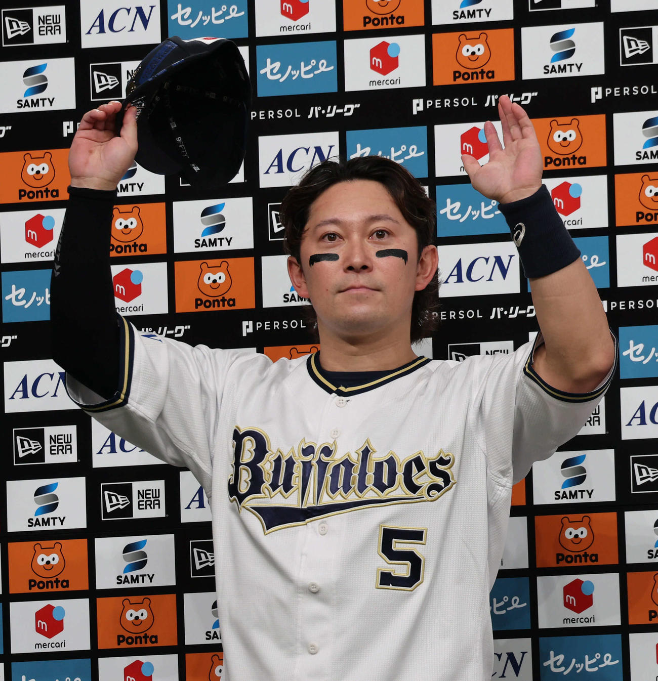 オリックス対ロッテ　決勝本塁打を放ちヒーローインタビューを受けたオリックス西野は観客に手を振る（撮影・西尾就之）
