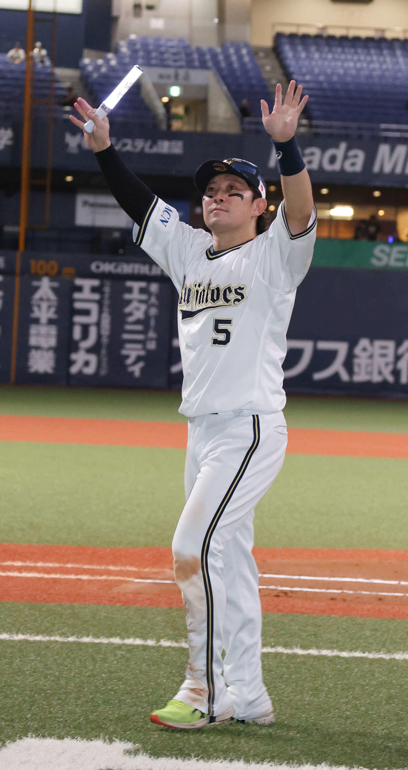 オリックス対ロッテ　決勝本塁打を放ちヒーローインタビューを受けたオリックス西野は観客に手を振る（撮影・西尾就之）
