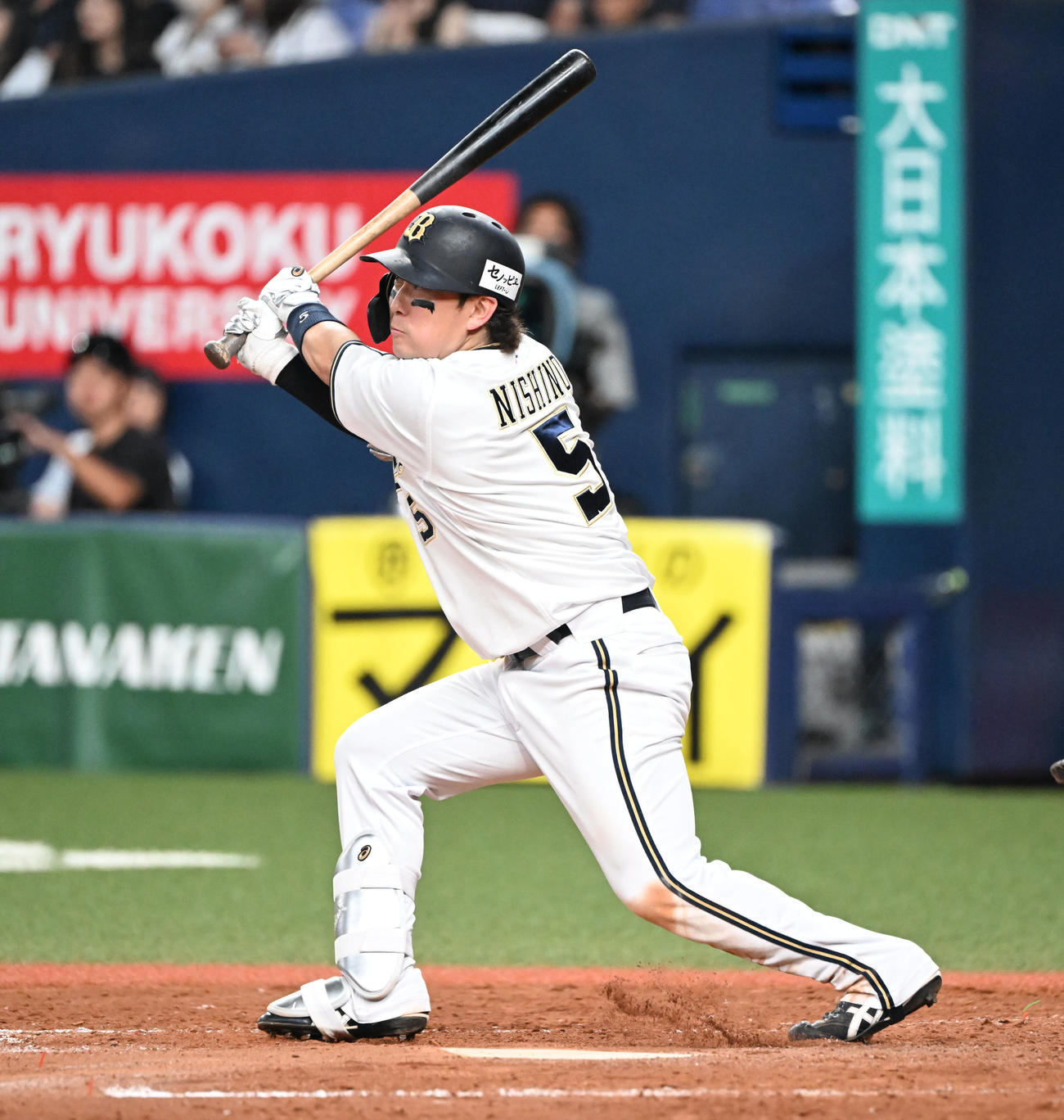 オリックス対ロッテ　5回裏オリックス1死二塁、中前適時打を放つ西野（撮影・和賀正仁）