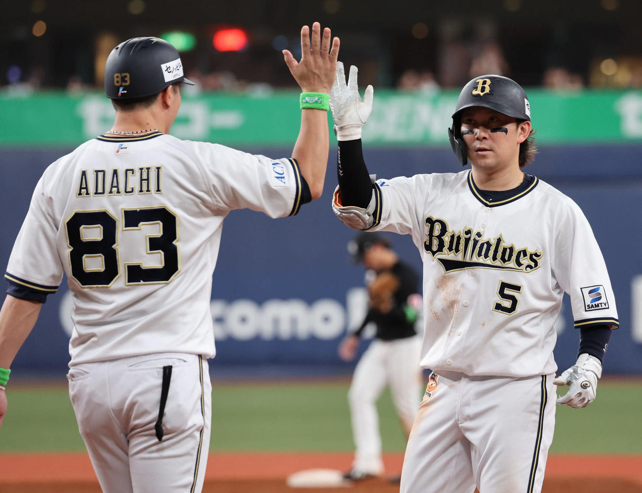 オリックス対ロッテ　5回裏オリックス1死二塁、西野は中前適時打を放ち、安達コーチとハイタッチ（撮影・西尾就之）