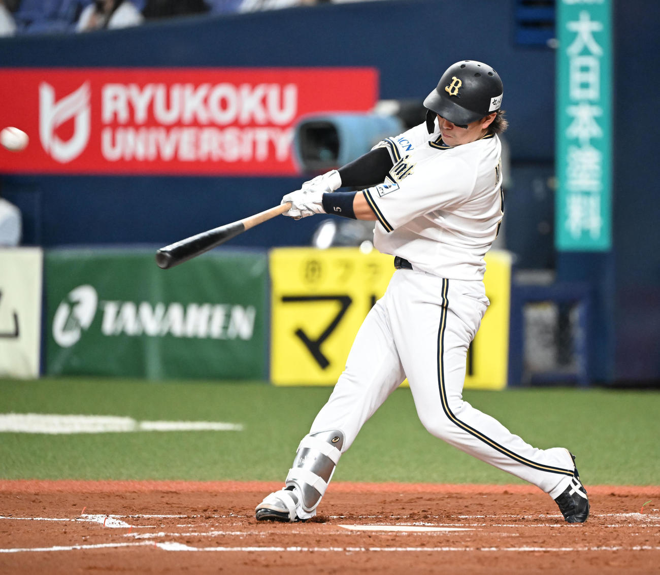オリックス対ロッテ　2回裏オリックス無死一塁、右越え本塁打を放つ西野（撮影・和賀正仁）