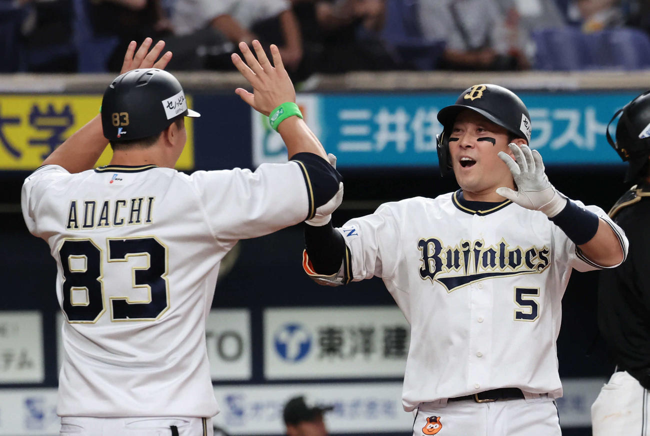 オリックス対ロッテ　2回裏オリックス無死一塁、西野（右）は右越えに2点本塁打を放ち、安達コーチの出迎えを受け生還（撮影・西尾就之）