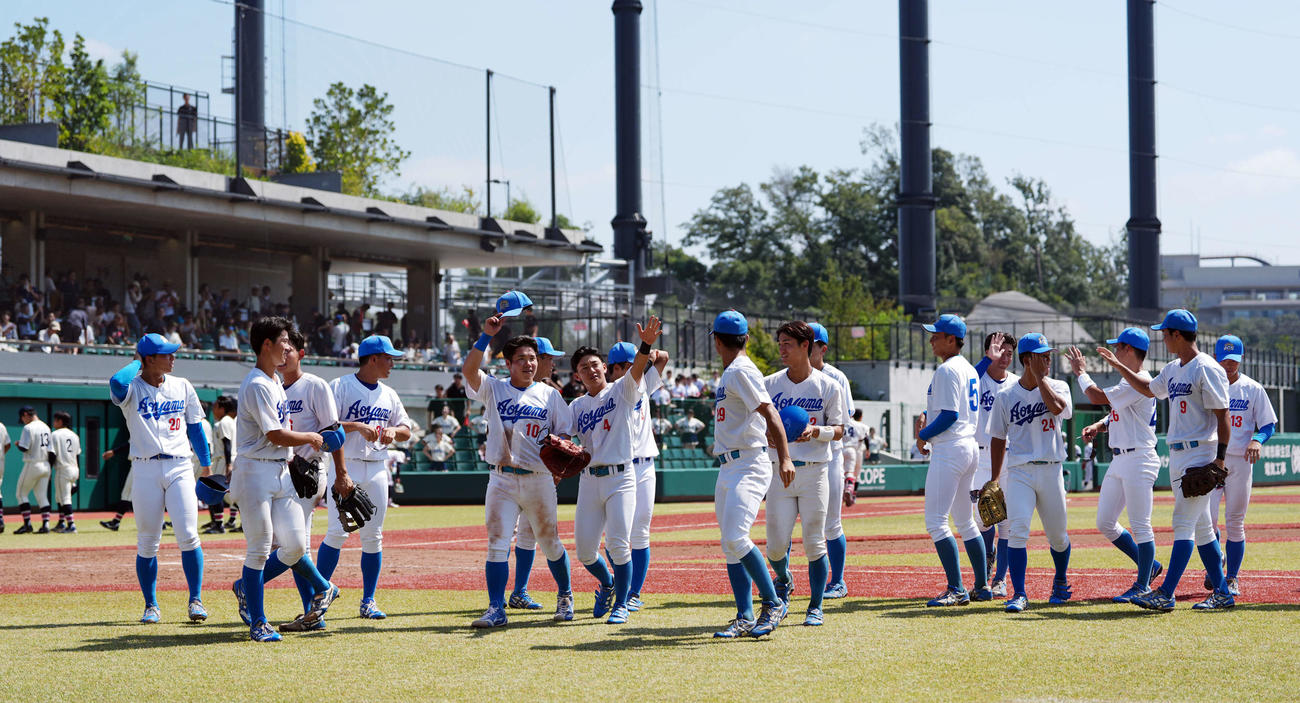 国学院大対青学大　国学院大対青学大　国学院大に勝利し喜ぶ青学大の選手たち（撮影・小島史椰）